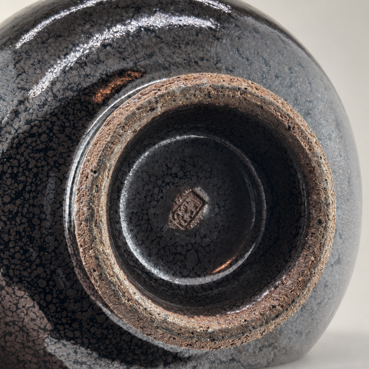 Kuro-yū Chawan – Unterseite mit Signatur auf neutralem Hintergrund