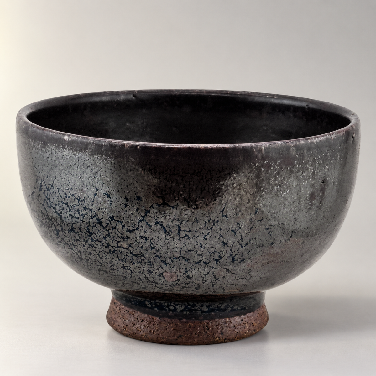 Kuro-yū Chawan – zweite Frontansicht auf neutralem Hintergrund