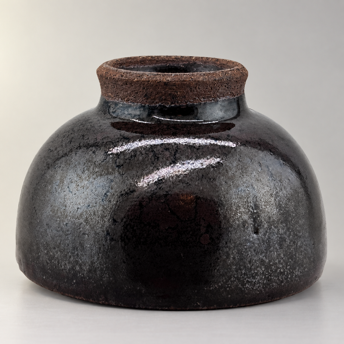 Kuro-yū Chawan – Unterseitenansicht auf neutralem Hintergrund