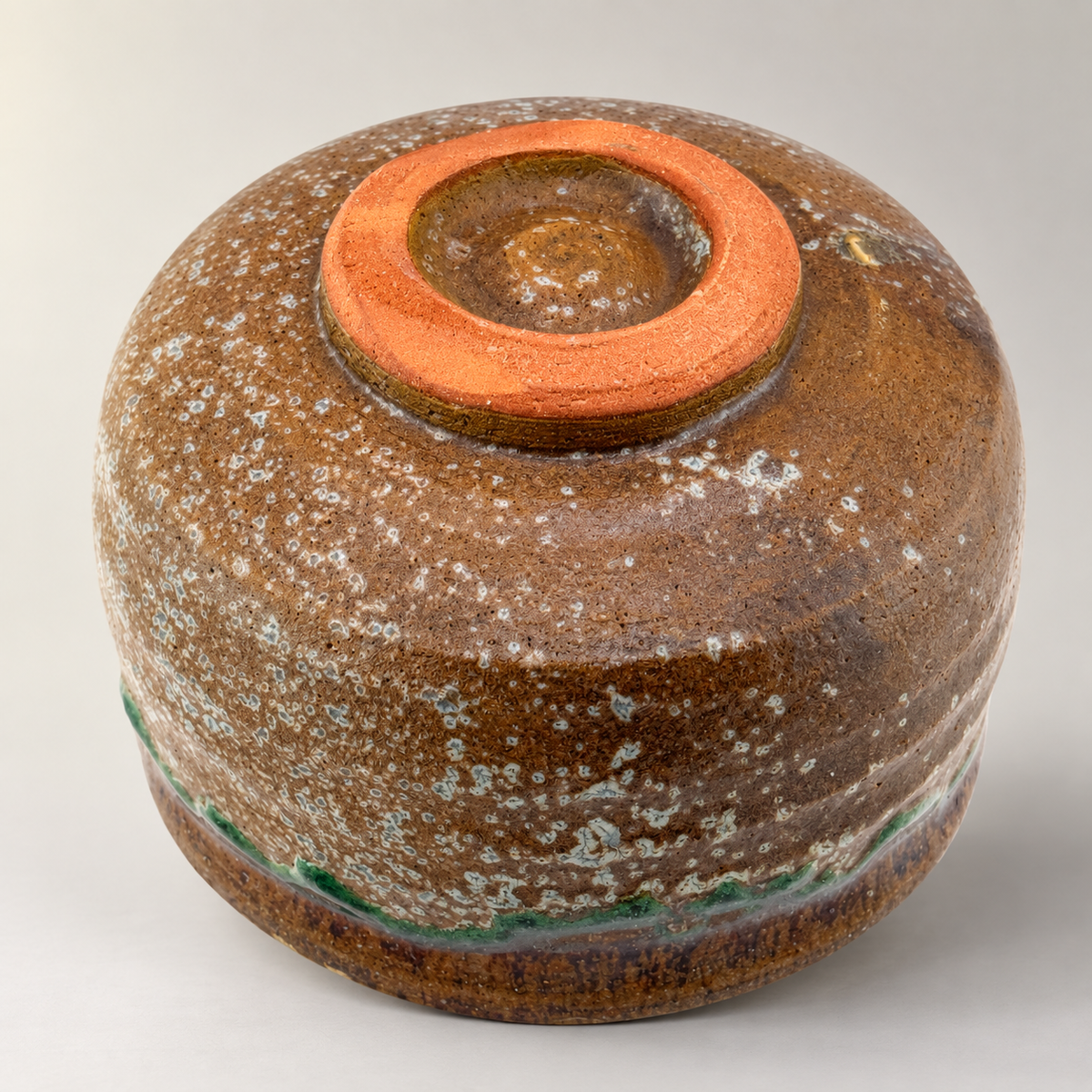 Handgefertigte Mino-yaki Chawan mit Oribe-Glasur – Produktansicht 2 auf neutralem Hintergrund