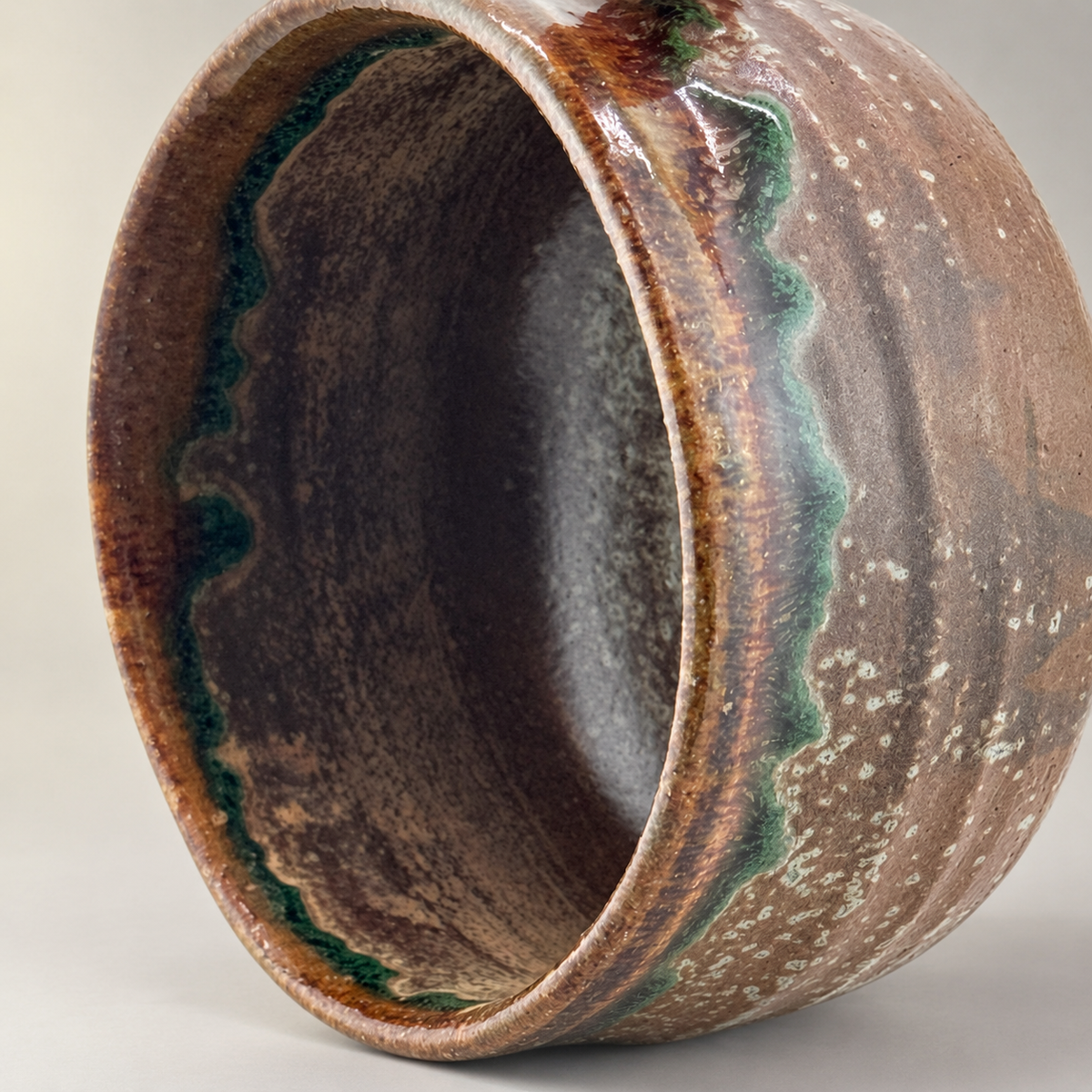 Handgefertigte Mino-yaki Chawan mit Oribe-Glasur – Produktansicht 4 auf neutralem Hintergrund