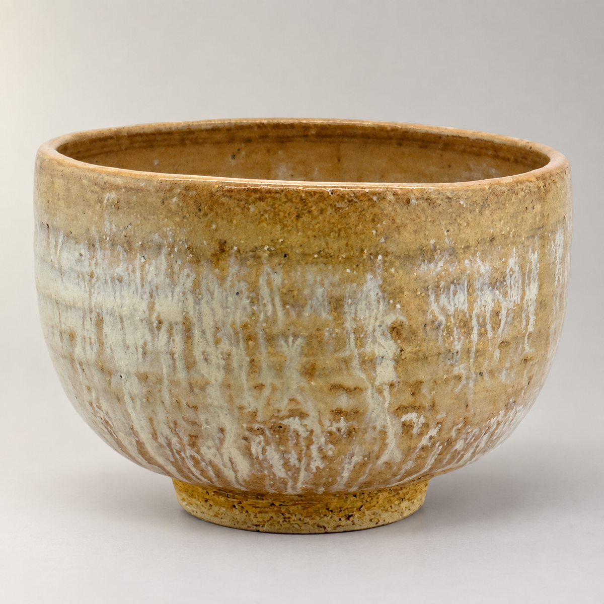 Antike Tanba Chawan 康弘 – Produktansicht 3 auf neutralem Hintergrund