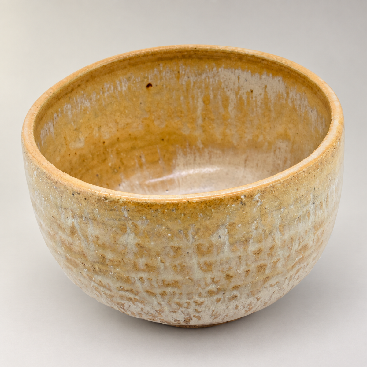 Antike Tanba Chawan 康弘 – Produktansicht 5 auf neutralem Hintergrund